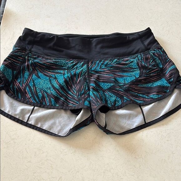 Lululemon tropical Patterned Shorts Sz 4 EUC - Picture 1 of 5